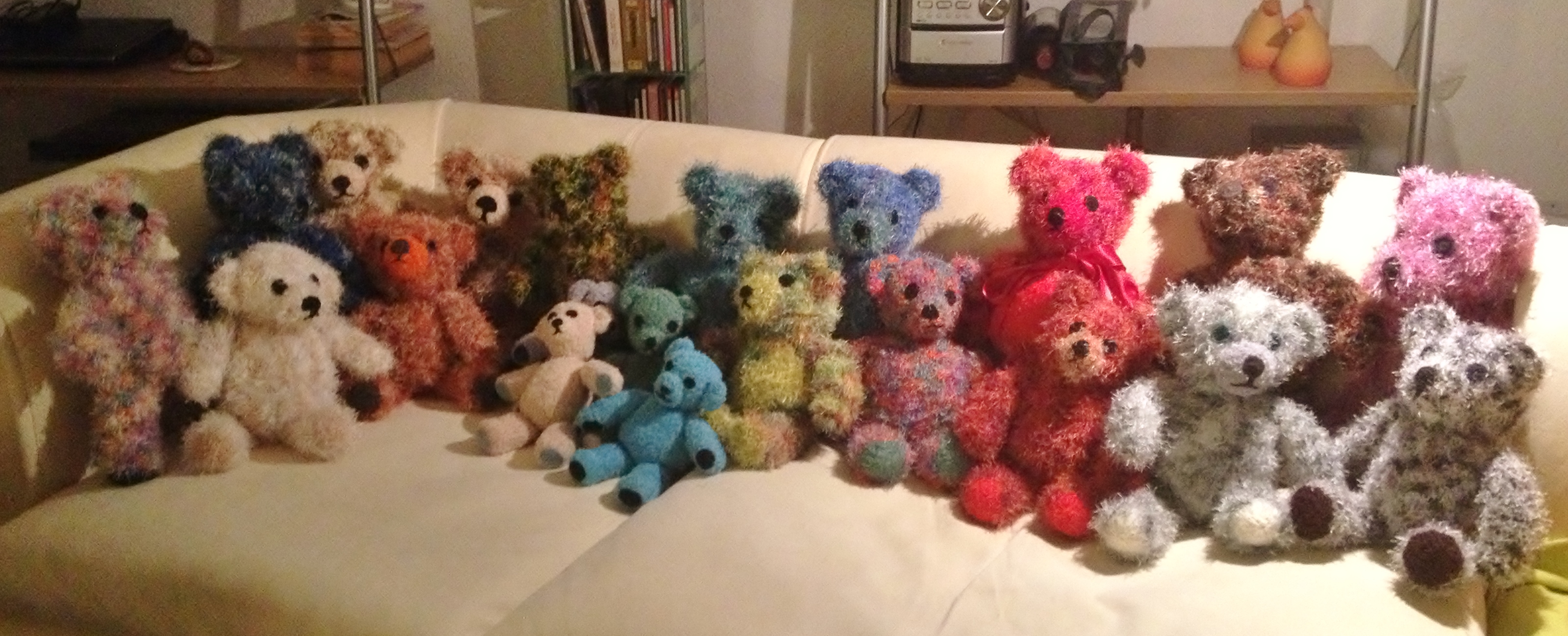 Siebzehn Nounours, von jeder Farbe einen